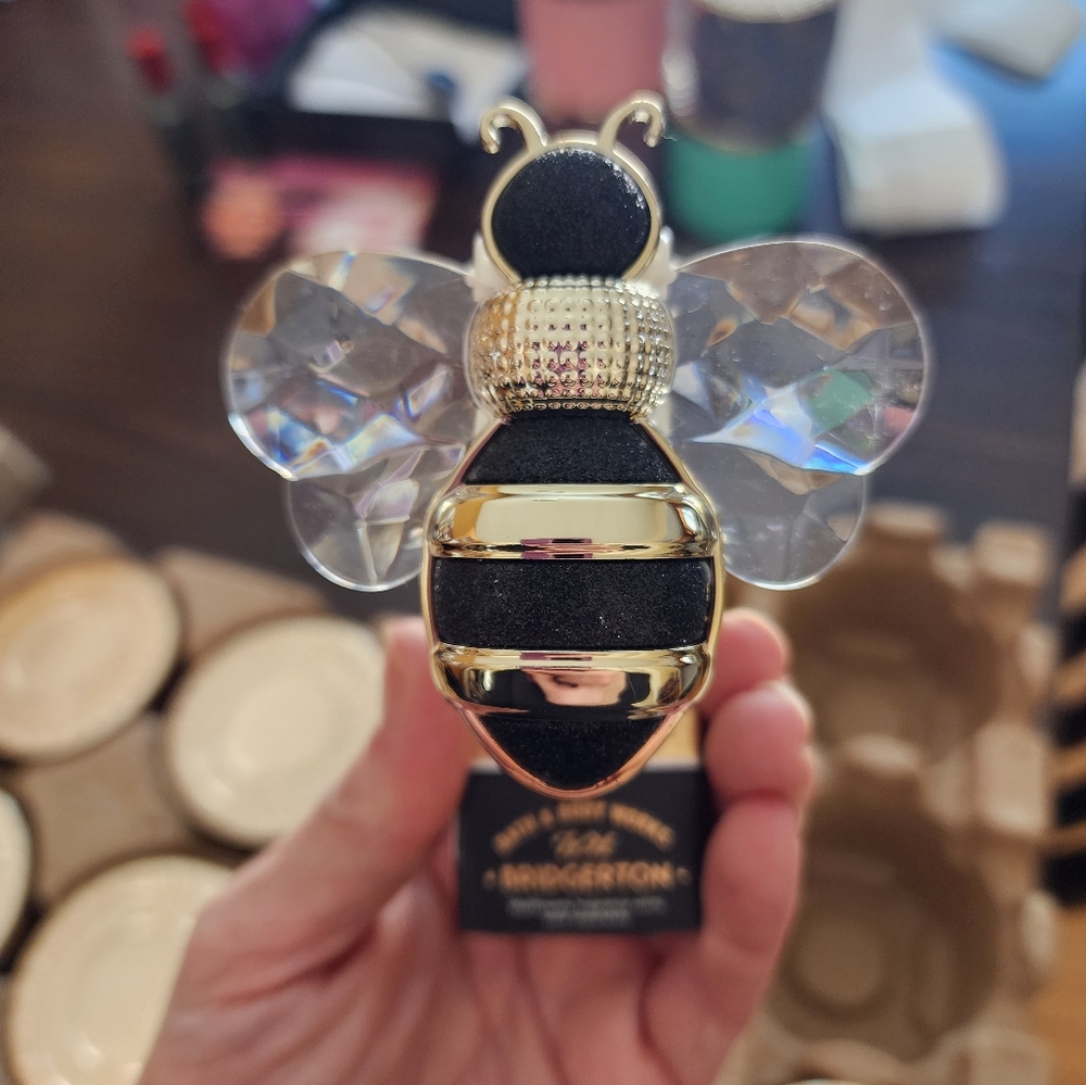 Bee Wallflower Plug-In